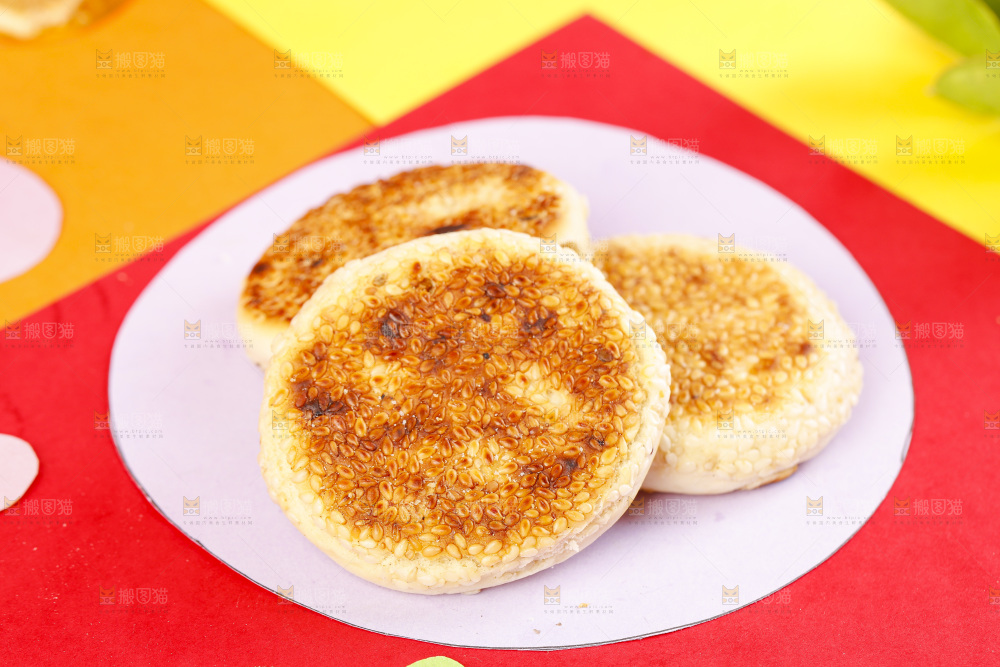 彩底上的手工芝麻饼