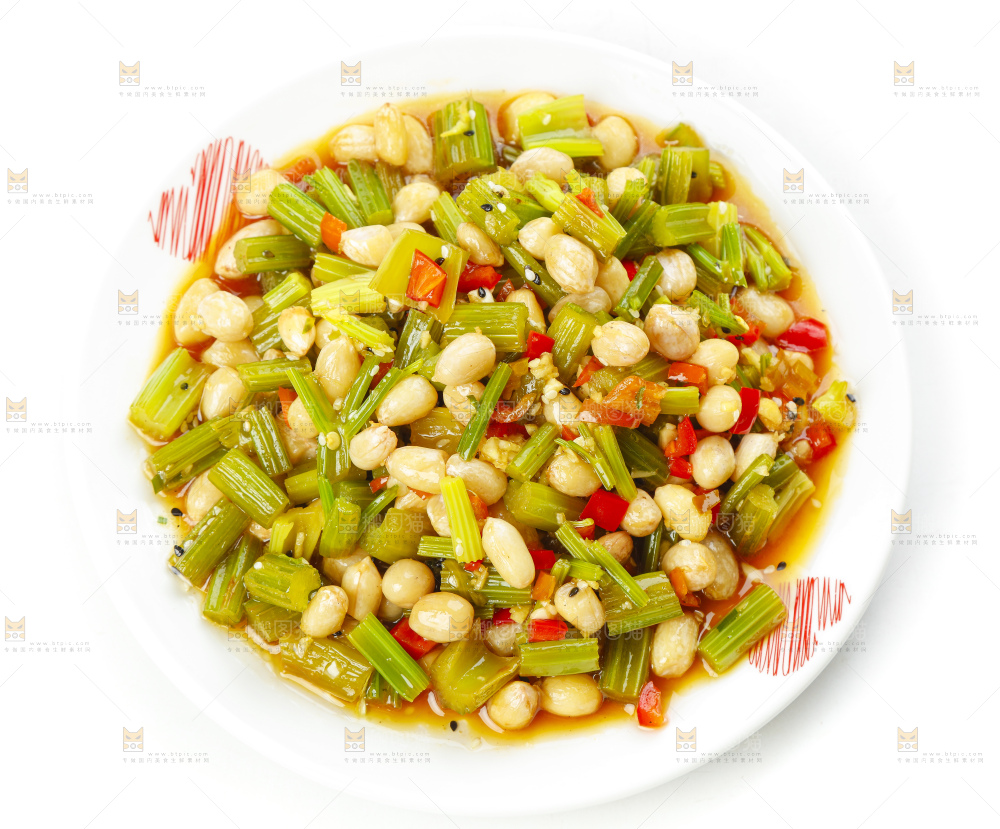 盘子里装着芹菜炒花生米