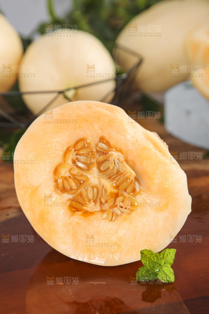 木底上摆放着蜜香瓜
