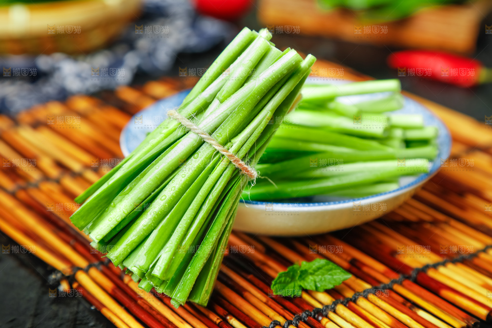 深底上摆放着山东韭菜