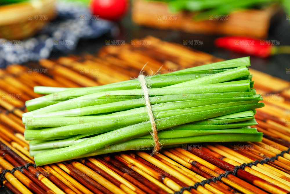 深底上摆放着山东韭菜