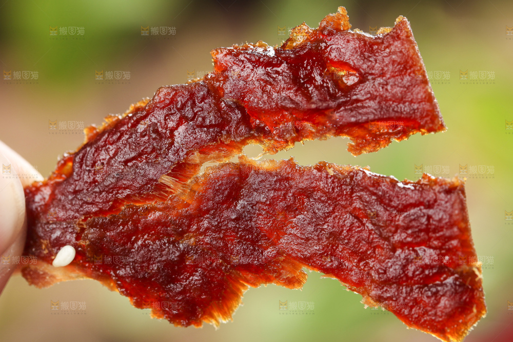 手里拿着肉脯