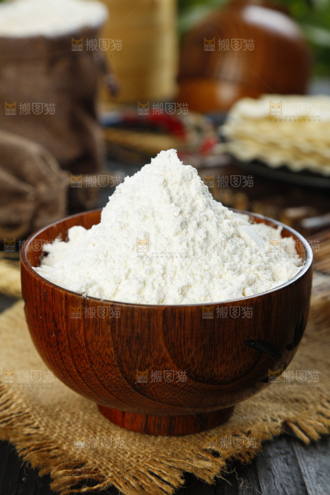 碗里装着面粉