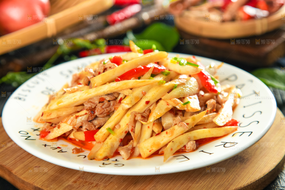 盘子里装着土豆炒肉