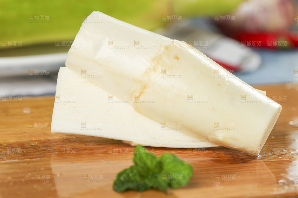 木板上放着新鲜茭白