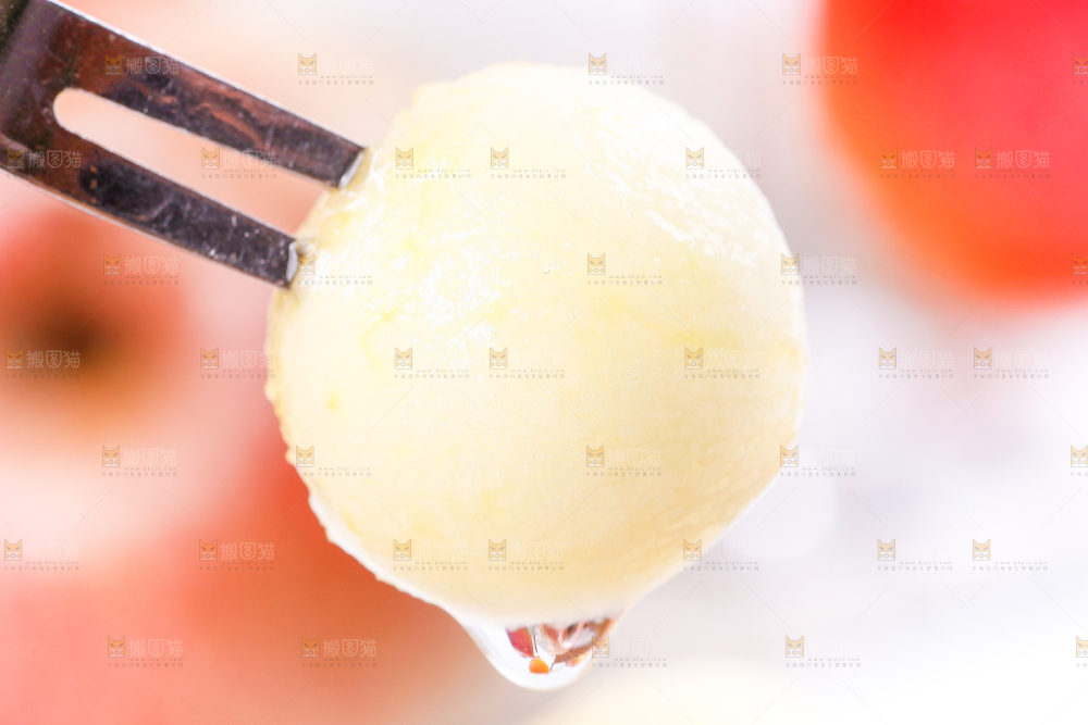 叉子叉着切块的苹果