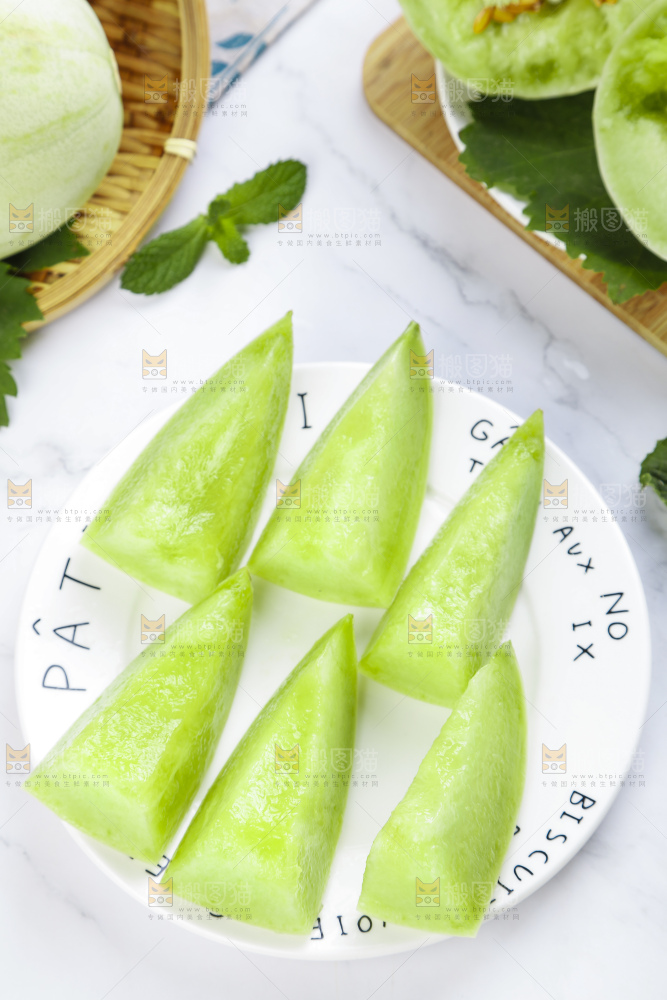 盘子里摆放着玉菇甜瓜