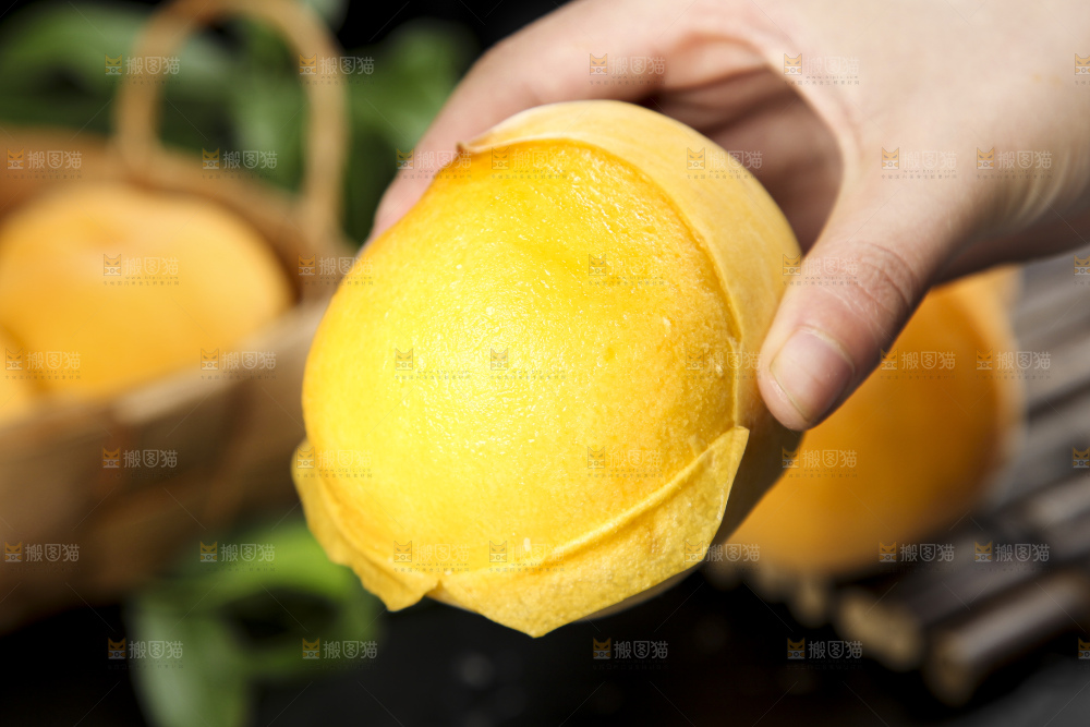 深底上放着新鲜黄桃