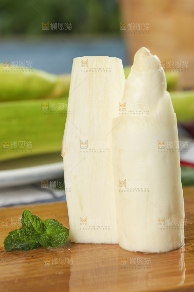 木板上放着新鲜茭白