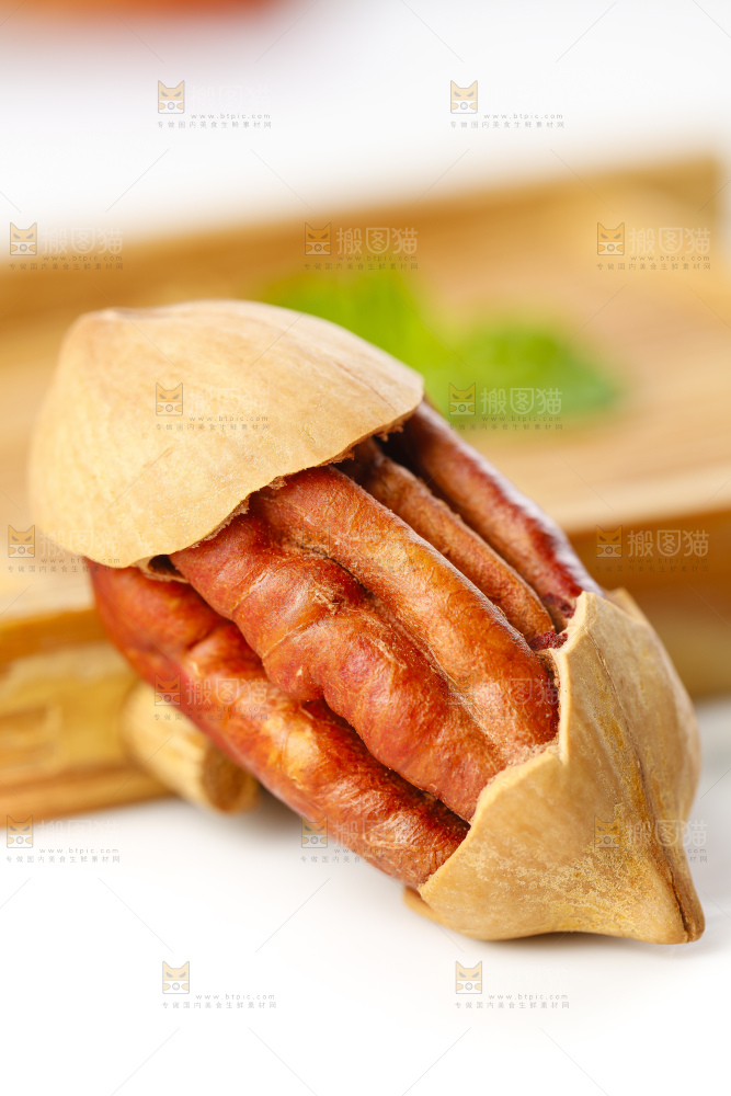 白底上放着长寿果