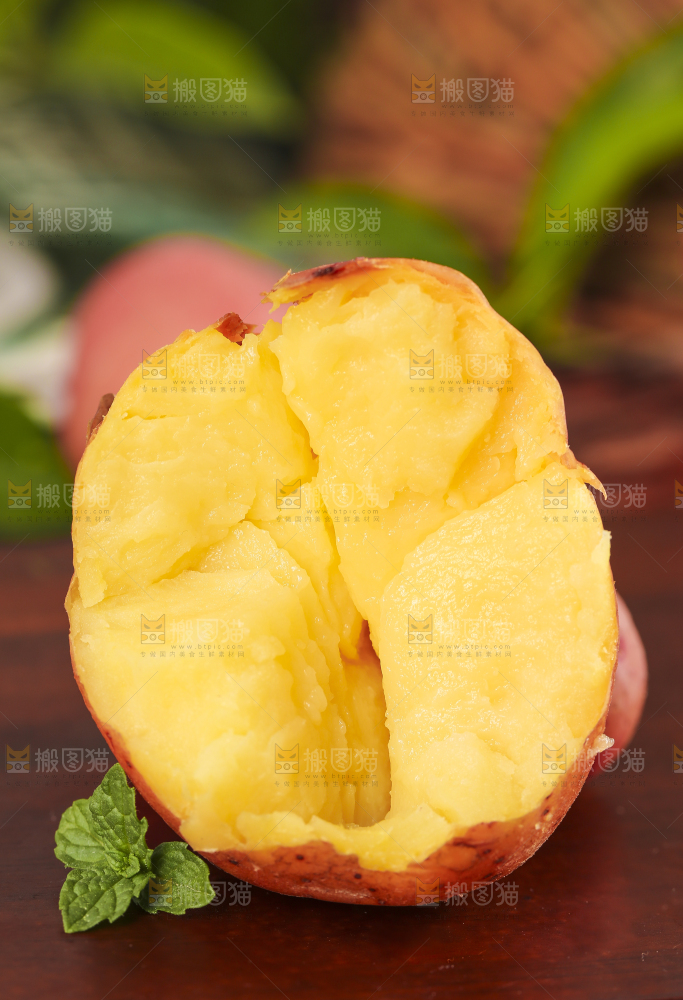 木底上放着红皮土豆