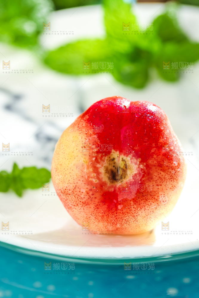 盘子里放着油蟠桃