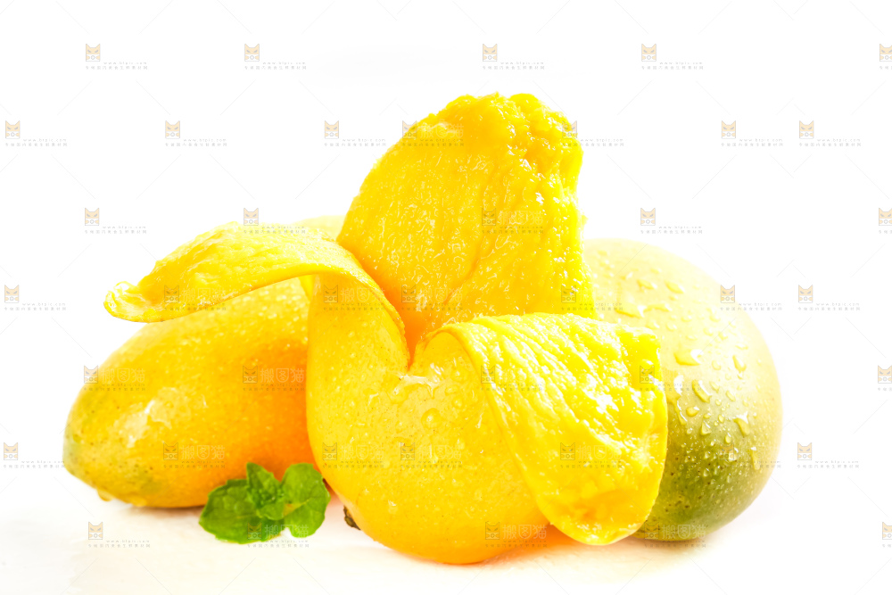 白底上摆放着芒果