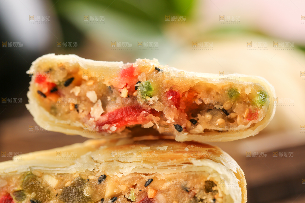 木板上的酥皮月饼