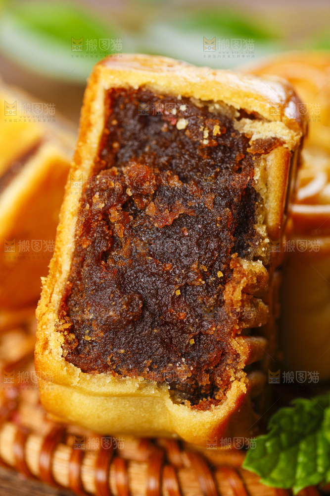 竹垫上的广式豆沙月饼