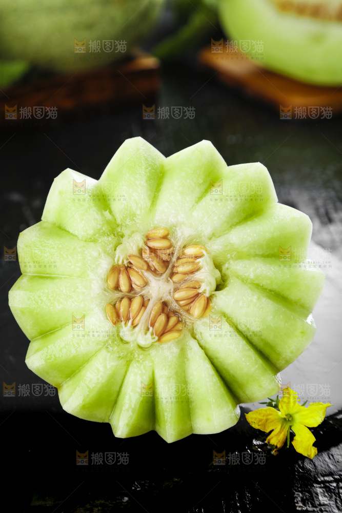黑底上摆放着玉菇香瓜