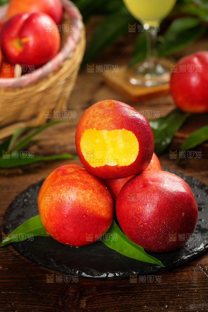 黑石板上的高原油桃