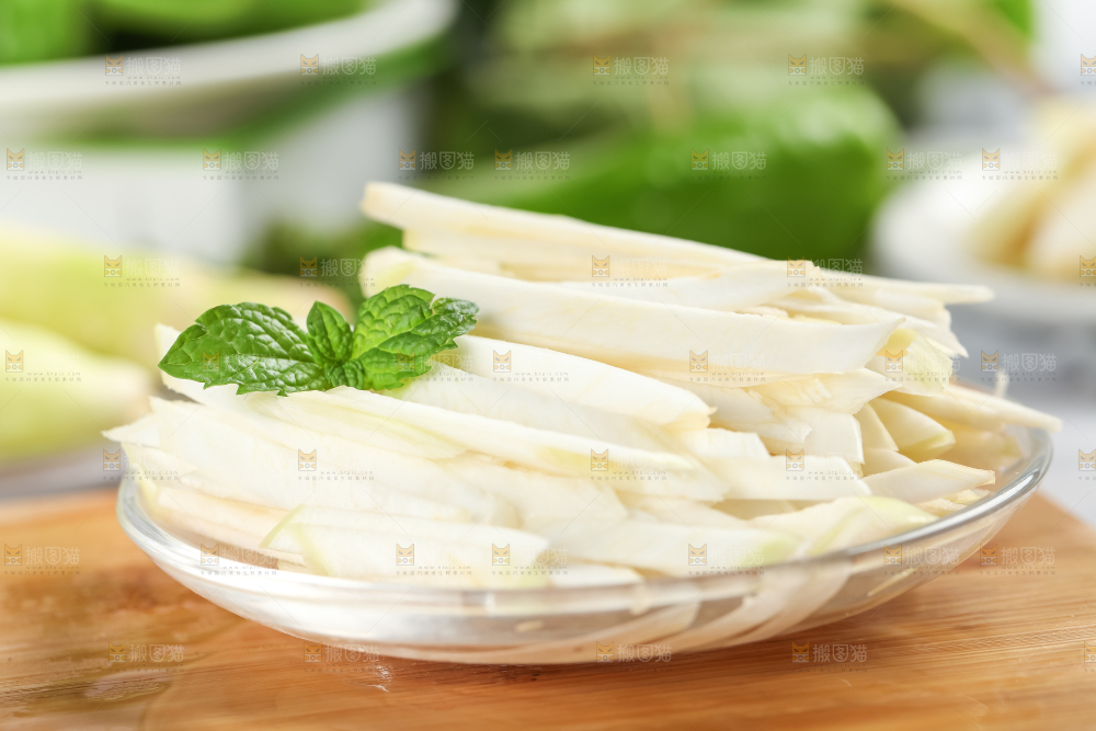 碗里装着鲜嫩茭白