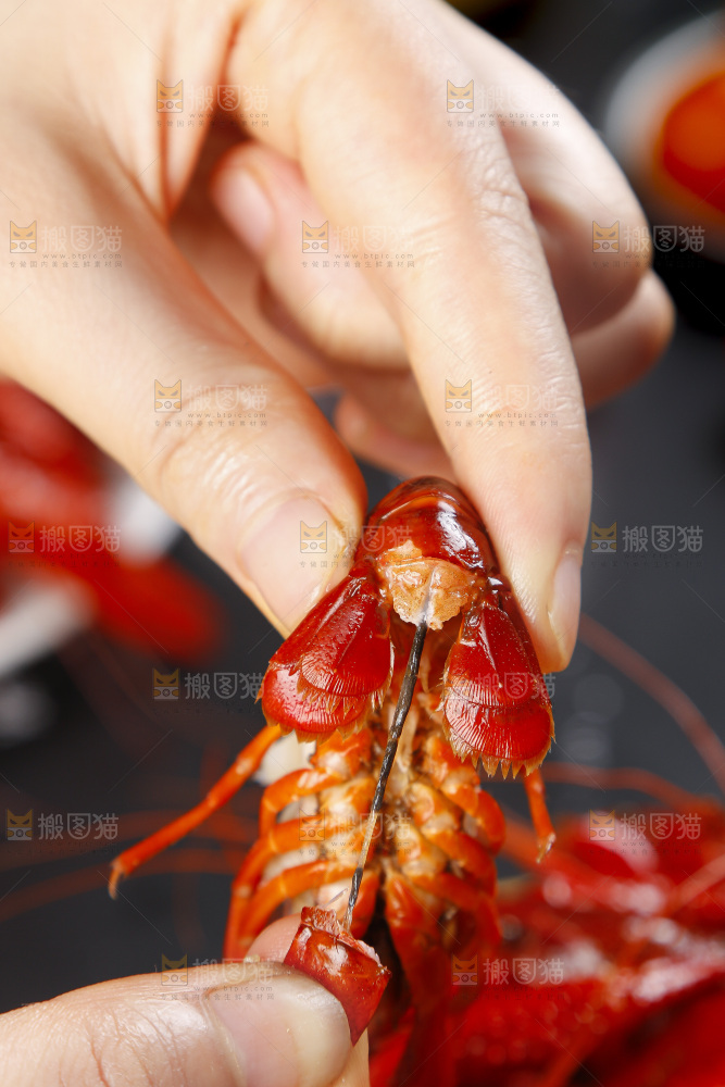 手里拿着蒸小龙虾