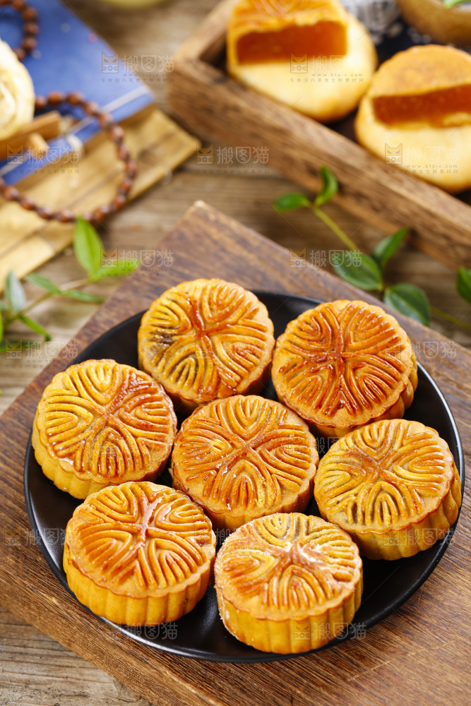 盘子里装着水果月饼