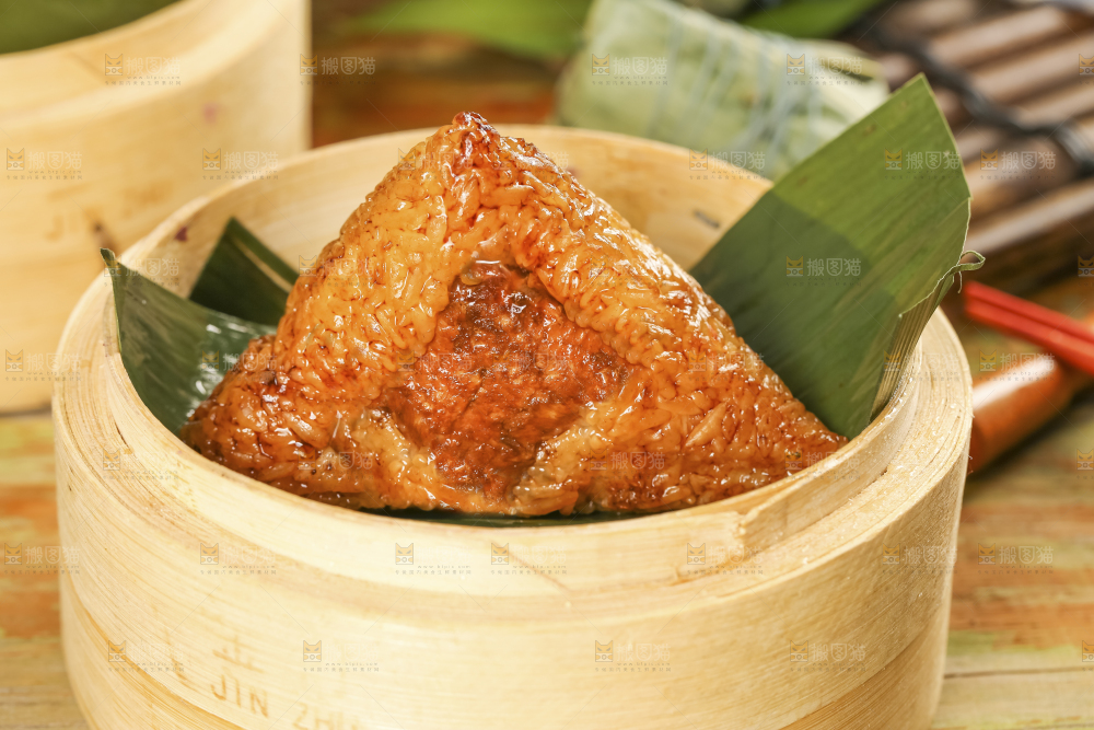 蒸笼里放着肉粽子