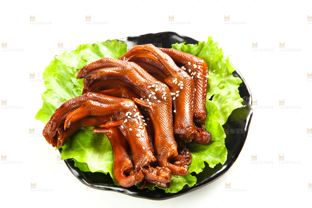 白底上放着一盘红烧鸭掌