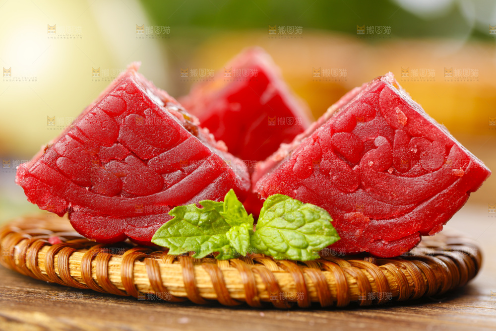 竹垫上放着金沙流心月饼