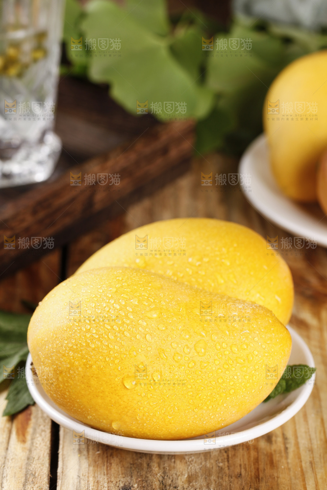 碟子里放着小台芒