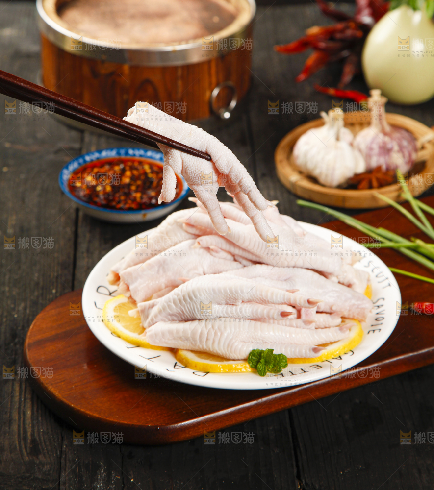 盘子里装着鸡脚