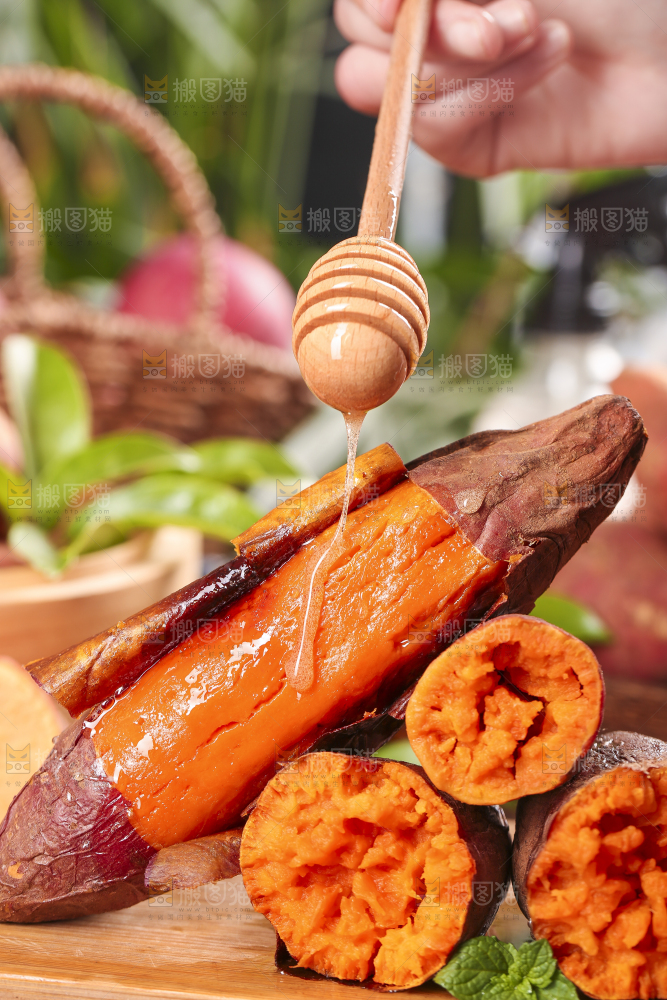 手里拿着蜜薯