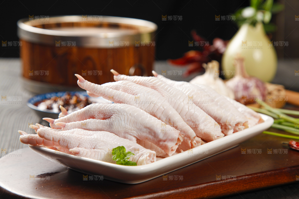 盘子里装着鸡脚