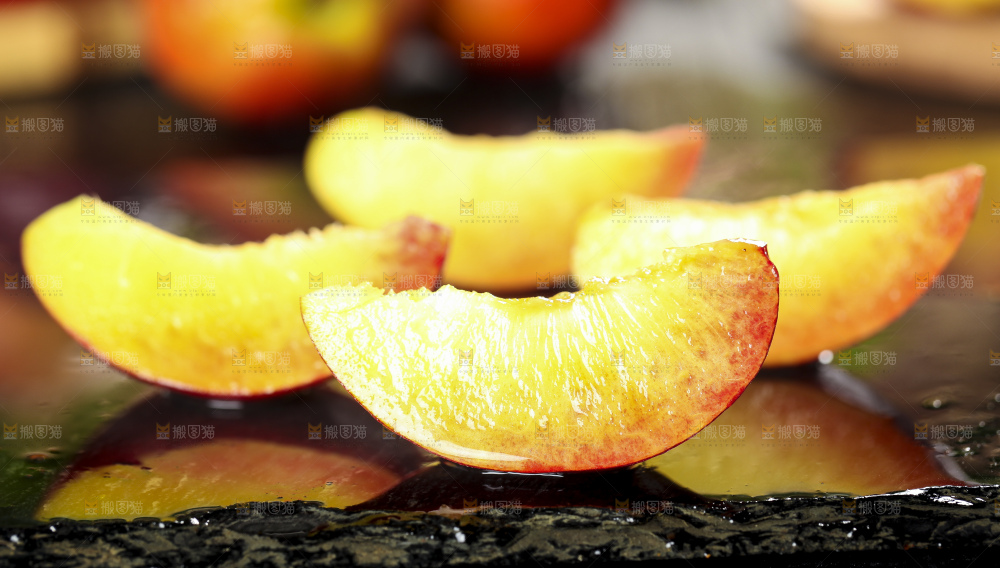 黑石板上放着黄心油桃