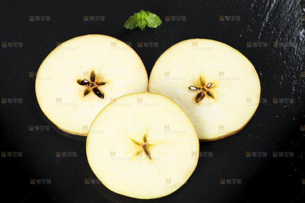 深底上放着红苹果