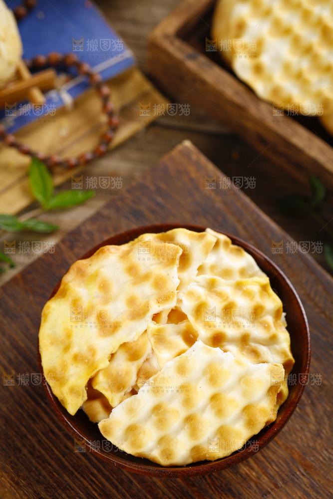 盘子里装着石头饼