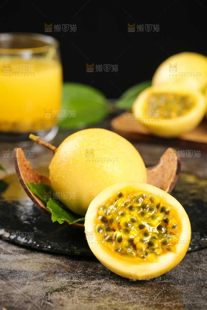 黑石板上的新鲜百香果