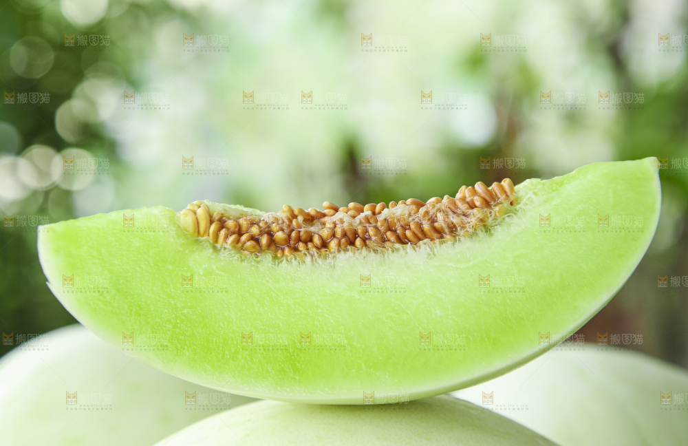 浅底上放着一块玉菇香瓜