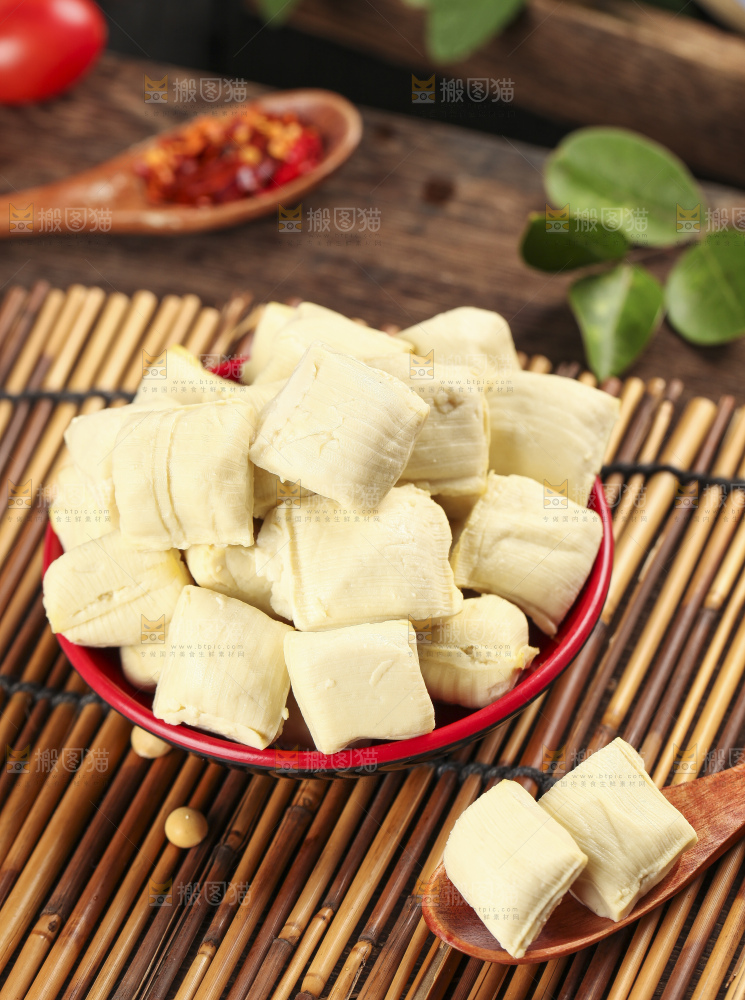 碗里装着手工包浆豆腐