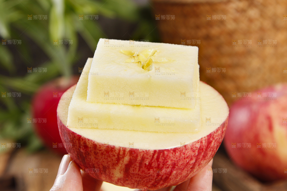 木板上的陕西红富士苹果