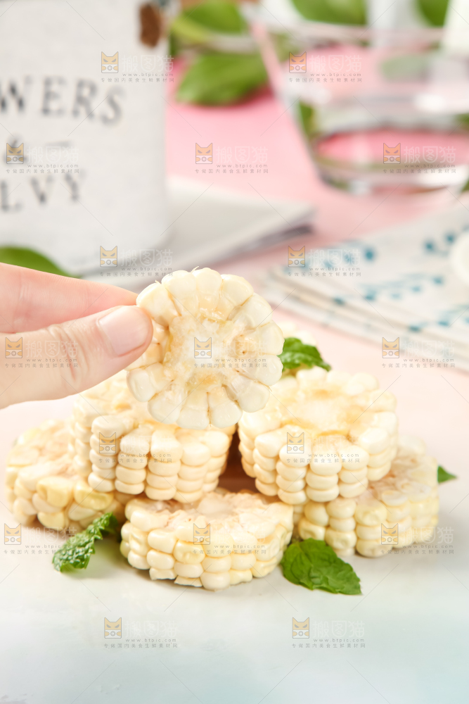 浅底上的牛奶水果玉米