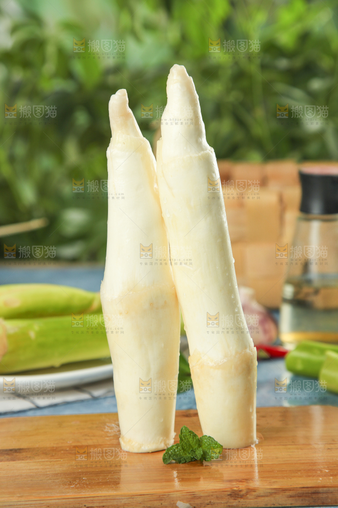 木底上摆放着云南茭白
