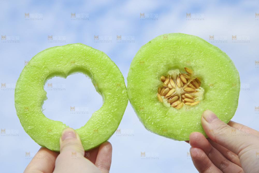 手里拿着新鲜玉菇蜜瓜