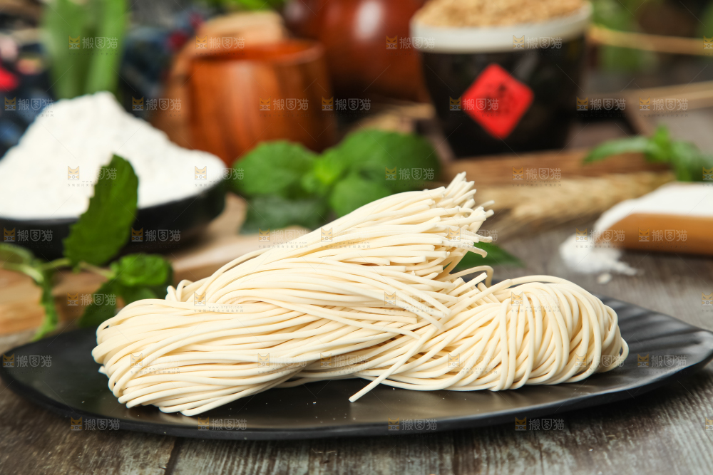 木板上放着一盘细面条