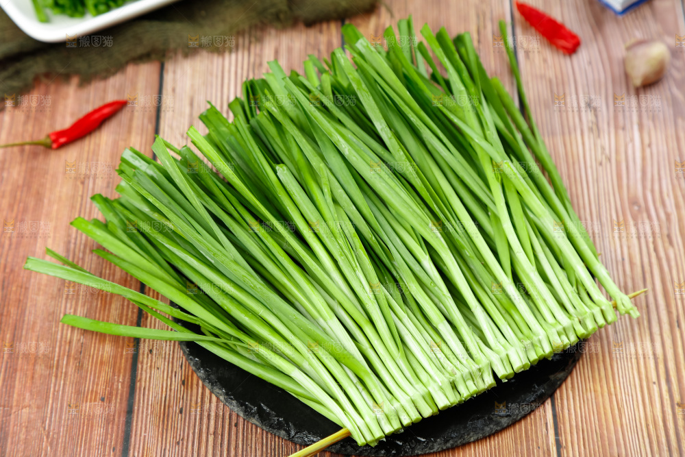 竹签串着新鲜韭菜