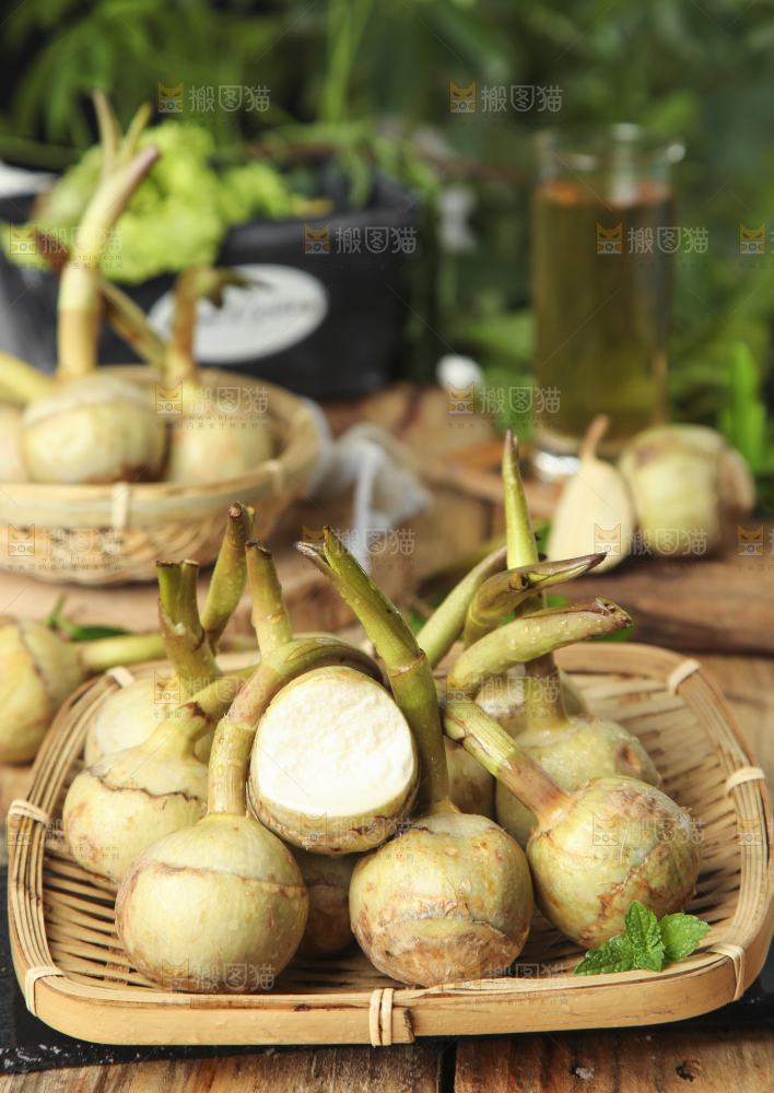 篮子里放着茨菇