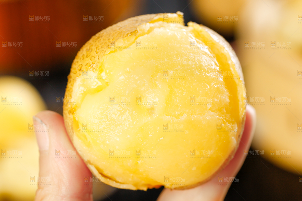 手里拿着恩施小土豆