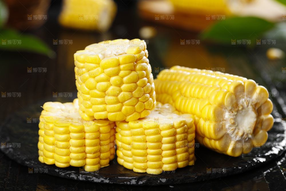 黑石板上的东北玉米