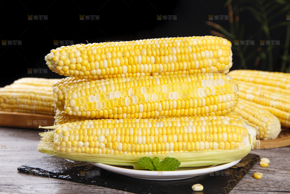 盘子里的水果玉米