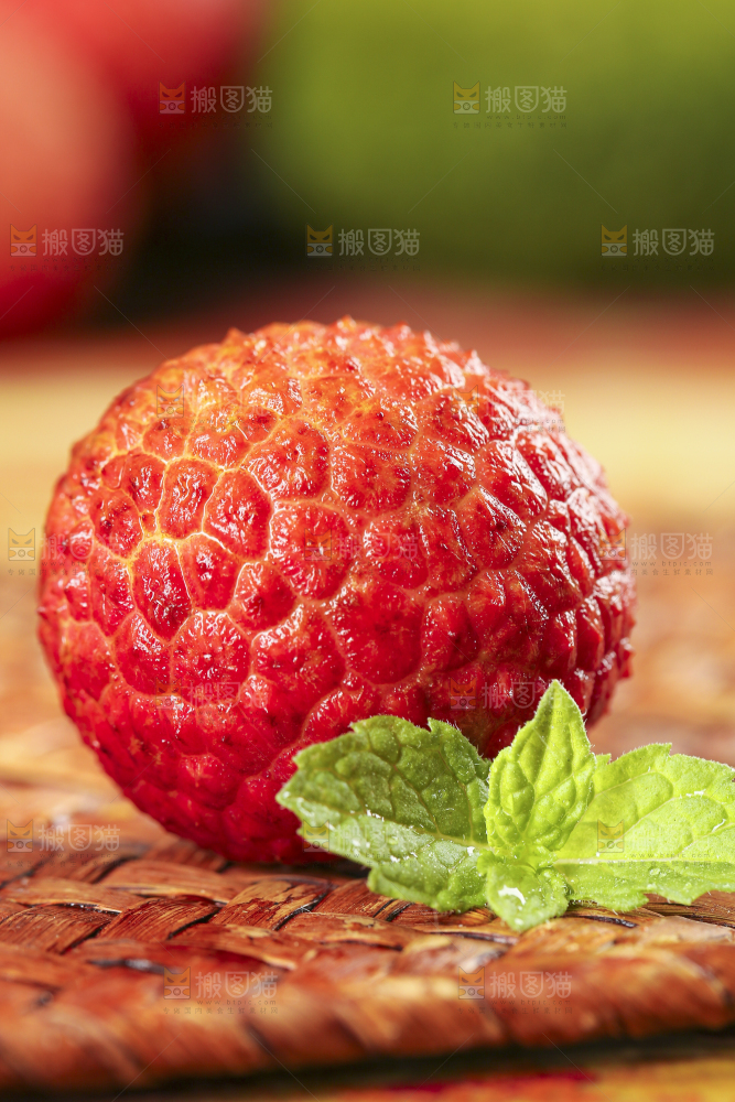 木底上摆放着海南荔枝