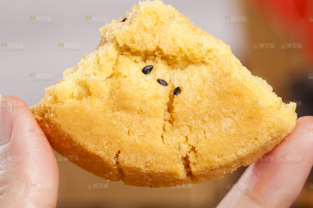 手里拿着桃酥饼