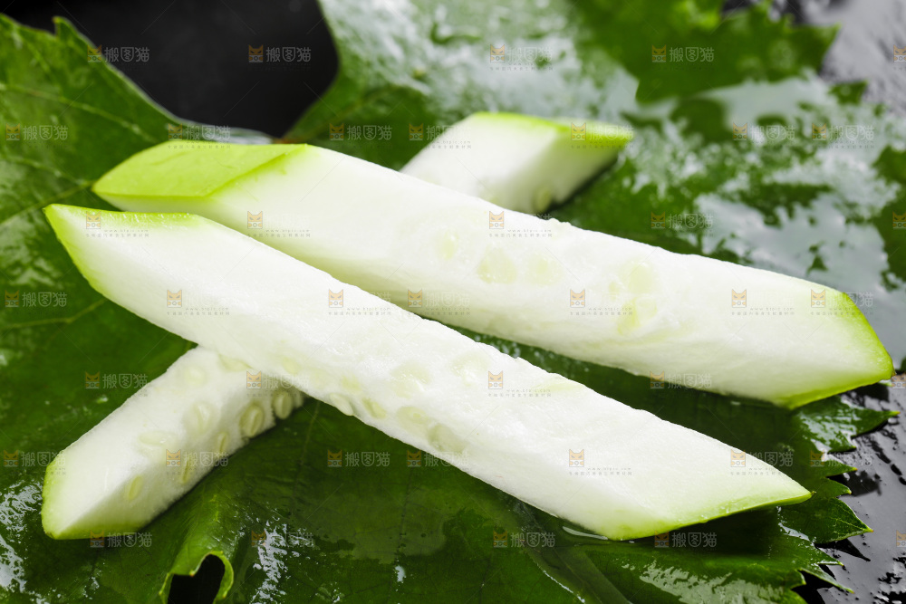 绿叶上放着切丝的瓠瓜